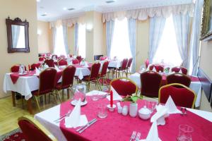 Restoran või mõni muu söögikoht majutusasutuses Hotel Pavlov