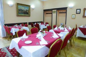 Restoran või mõni muu söögikoht majutusasutuses Hotel Pavlov