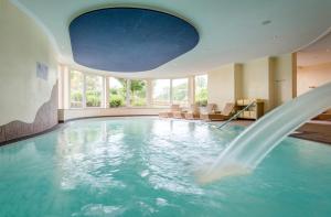 einen Pool mit einem Brunnen in einem Hotelzimmer in der Unterkunft Landhotel Heimathenhof in Heimbuchenthal