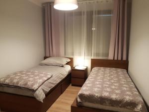 um pequeno quarto com 2 camas e uma janela em Solankowa Aleja em Inowrocław