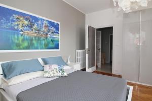 ガルドーネ・リヴィエラにあるLake view Gardone Rivieraのベッドルーム1室(大きな絵画が壁に描かれたベッド1台付)