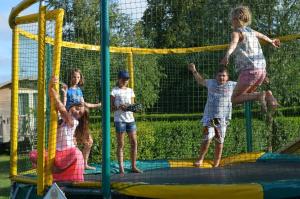 grupa dzieci bawiących się na trampolinie w obiekcie camping de la mottelette w mieście Forest-Montiers