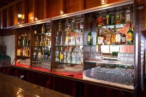 un bar con un montón de botellas de alcohol y vasos en Elegant Complex, en Pazardzhik