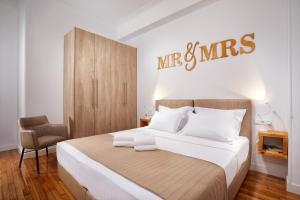 アテネにあるLuxury apartment centralのベッドルーム1室(ベッド1台付)が備わります。