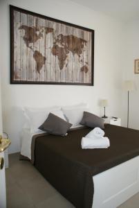 ローマにあるSt.Peter Accomodationのベッドルーム1室(壁に地図を掲載したベッド1台付)