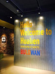 una pared con un cartel de bienvenida a Bulwan en Bulowan Hotel en Hualien