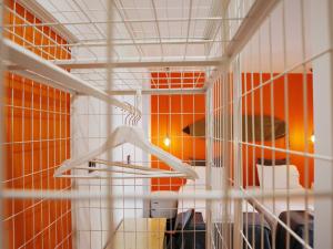 Una jaula con percha en una habitación en Bonvalot Guest House, en Paço de Arcos