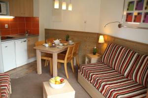 ein Wohnzimmer mit Sofa und Tisch in der Unterkunft Le Britania 507 in La Tania