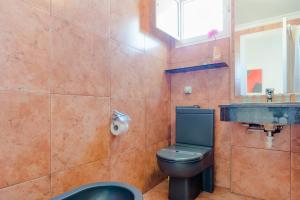 a bathroom with a toilet and a sink at Duplex El Manantial in El Puerto de Santa María +20 photos
