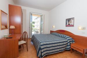 Postel nebo postele na pokoji v ubytování Hotel Apuana