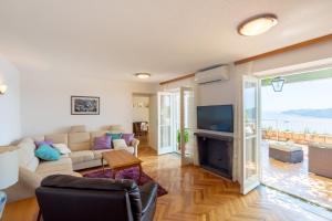 - un salon avec un canapé et une télévision dans l'établissement Apartment Hedera A13, à Dubrovnik