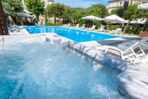 Bazén v ubytování Hotel Apuana nebo v jeho okolí