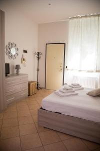 una camera con letto, cassettiera e specchio di Enjoy Bologna Apartment a Bologna