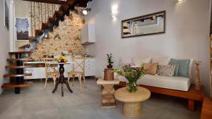 een woonkamer met een witte bank en een tafel bij Casa al Bocca del Porto in Chania