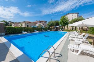 Bazén v ubytování Hotel Apuana nebo v jeho okolí