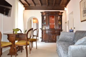 En sittgrupp på Historic Center - Elegant Apartment with Charming Antiques - Raffaello Inn
