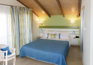 Кровать или кровати в номере WhiteSands Beach Resort