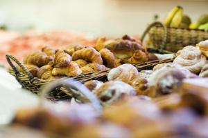 a basket filled with different types of donuts on display at Hotel Canal Olímpic in Castelldefels