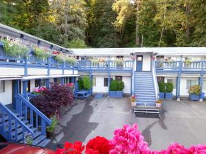 Vista arial de um edifício com flores e plantas em Sea Raven Motel em Queen Charlotte