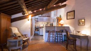 eine Küche und ein Wohnzimmer mit Tisch und Stühlen in der Unterkunft La Cordière in Lourmarin