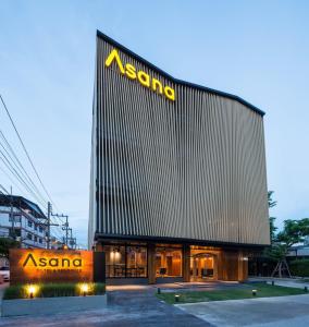 Gebäude mit einem Schild an der Seite in der Unterkunft Asana Hotel & Residence in Pattaya
