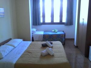 ein Schlafzimmer mit 2 Betten und Handtüchern darauf in der Unterkunft Oasi in Porto Cesareo