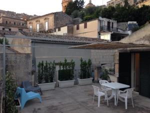 a patio with a table and chairs on a building at B&B Vico Manenti in Modica