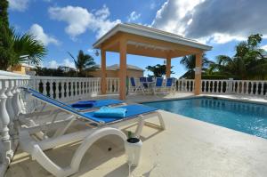 The swimming pool at or close to Pelican Pearl