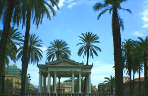 świątynia z palmami w mieście w obiekcie Appartamento Politeama w mieście Palermo