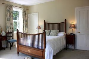 Croom的住宿－Garrane House，一间卧室设有一张大床和一个窗户。