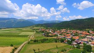 - une vue aérienne sur un village dans les montagnes dans l'établissement Georgievi Guest House, à Kalofer