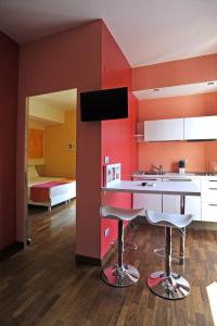 cocina con fregadero y 2 taburetes en una habitación en Affittacamere Stazione Valmontone en Valmontone
