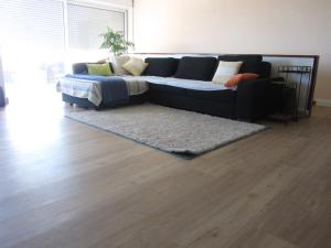 sala de estar con sofá y alfombra en Casa Moinhos do Mar, en Ericeira