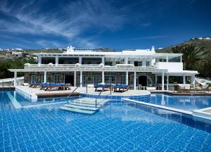 uma grande casa com uma grande piscina em San Marco Hotel and Villas em Houlakia