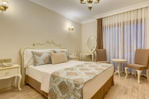 Una cama o camas en una habitación de Cunda Özerbey Konağı