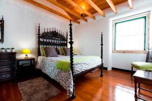 1 dormitorio con cama con dosel y ventana en Atelier - House in Belém en Lisboa