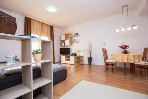 salon z kanapą i stołem w obiekcie Apartments & Rooms Tea w mieście Zadar