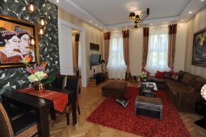 ブダペストにあるPaprika Deluxe Apartmentsのリビングルーム(ソファ、テーブル付)