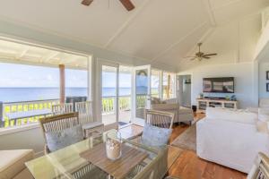 un soggiorno con vista sull'oceano di Pipe Beach House a Pupukea