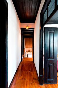 przedpokój z drzwiami i pokój z łóżkiem w obiekcie Atelier - House in Belém w Lizbonie
