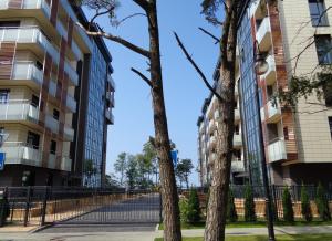 スヴェトロゴルスクにあるApartment Raushenの手前に木々が植えられたアパートメント複合施設