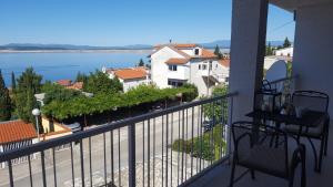 ein Balkon mit Blick aufs Wasser in der Unterkunft Villa Helena in Dramalj