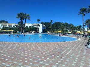 una grande piscina con gente dentro di Cabana da Ria a Cabanas de Tavira