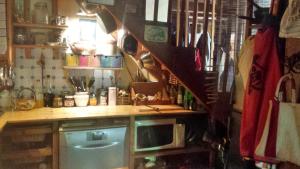 una cocina con encimera con microondas y una escalera en Casa Lin, en Nerezine