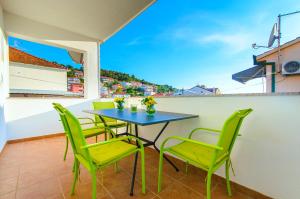 una mesa y sillas en un balcón con vistas en Apartment Ive, en Trogir