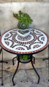 un tavolo con una ciotola e una pianta sopra di Casa Lin & Casa Blanca a Nerezine (Neresine)