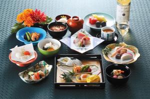 einen Tisch mit Sushi-Platten und Schalen mit Speisen in der Unterkunft Rembrandt Hotel Ebina in Ebina