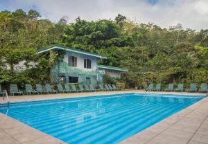 uma piscina em frente a uma casa em Lands in Love Hotel and Resort em Colonia Palmareña