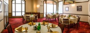 uma sala de jantar com mesas, cadeiras e janelas em Century Casino & Hotel - Central City em Central City