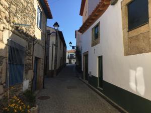 an alley in an old town with buildings at Refugio d'Anita Douro Valley House in Barcos